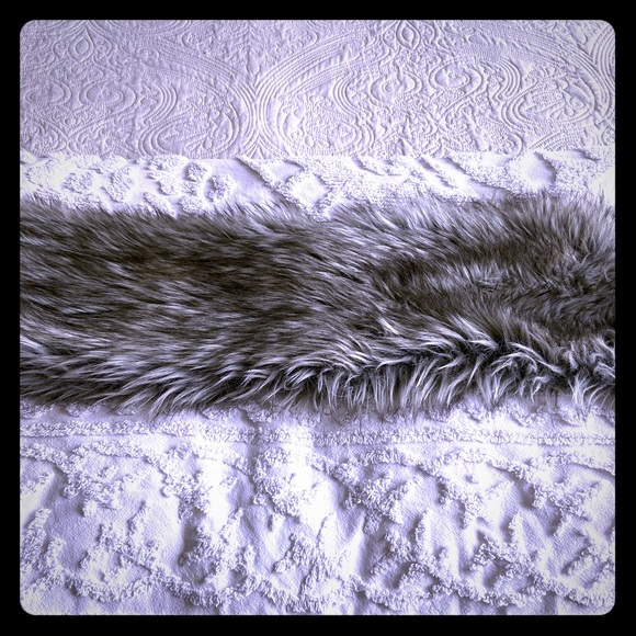 Faux fur scarf - Picture 1 of 2